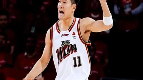 “广州队宣布解散：中超八冠王失去准入机会，九派新闻率先曝光”