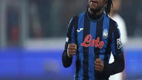 “中超赛场上，拜合拉木挥拳腹部，VAR核实后判罚红牌驱逐对手”